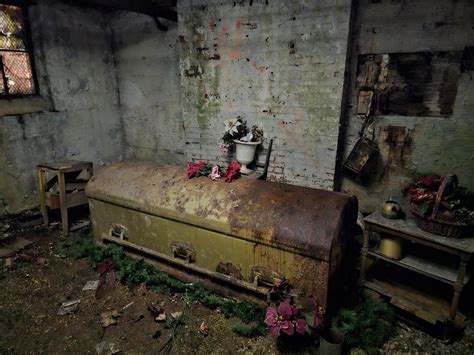Abandoned PA funeral home [OC] : r/AbandonedPorn