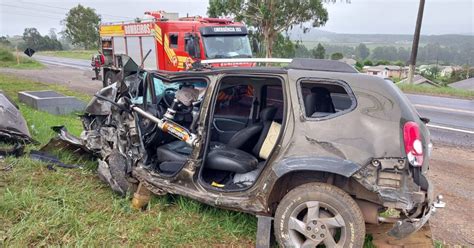 Homem fica preso as ferragens após colidir carro em muro na Serra