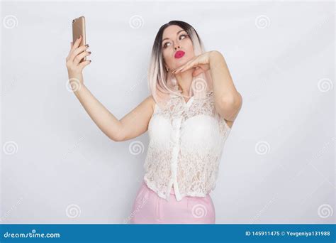 Telefone Celular Louro Da Terra Arrendada Da Mulher Imagem De Stock