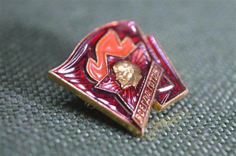 Купить Знак, значок "Пионер, всегда готов !". Пионерский значок на фоне ...