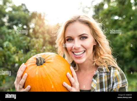 Sch Ne Junge Blonde Frau In Ihrem Garten K Rbisse Ernten Stockfotografie Alamy