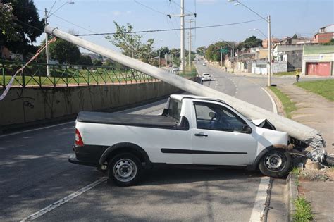 Carro Bate Em Poste Na Ulysses Guimar Es Sorocaba E Regi O