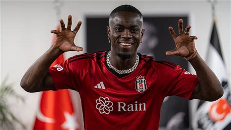 Beşiktaş ın yeni transferi Eric Bailly imzayı attı formayı giydi