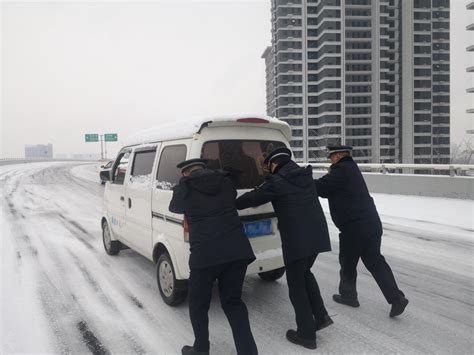 冰雪坡道车难行，临沂北城城管伸援手助畅通临沂社会大众网临沂