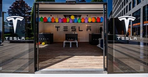 Tesla a deschis primul magazin de tip Pop Up Store din România Se află