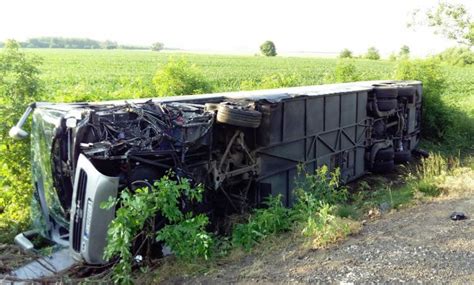 Egy busz és egy autó karambolozott 10 gyerek is van a sérültek között