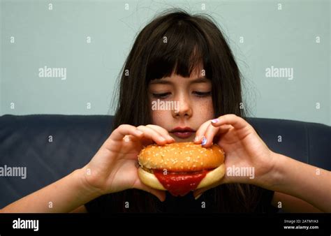 Niños Comiendo Comida Chatarra Fotografías E Imágenes De Alta