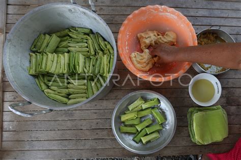 KUE TIMPHAN KHAS LEBARAN DI ACEH | ANTARA Foto