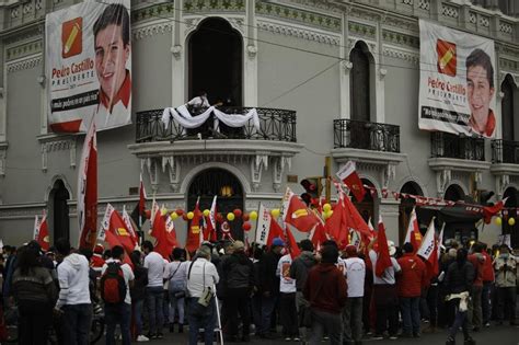 Vladimir Cerr N Militantes De Per Libre Dorm An Sobre Colchones En El