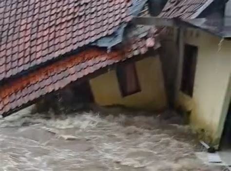 Rumah Warga Di Pasir Jaya Hanyut Terseret Derasnya Arus Sungai Cikaret