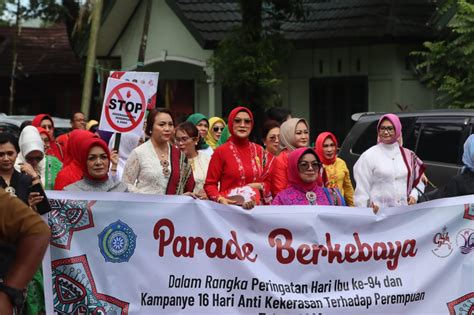 Peringati Hari Ibu TP PKK Provinsi Maluku Gelar Parade Kebaya