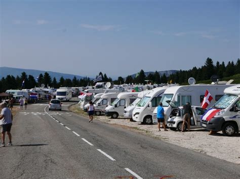 Reportage Une Mar E De Camping Cars Attend Le Tour De France Au