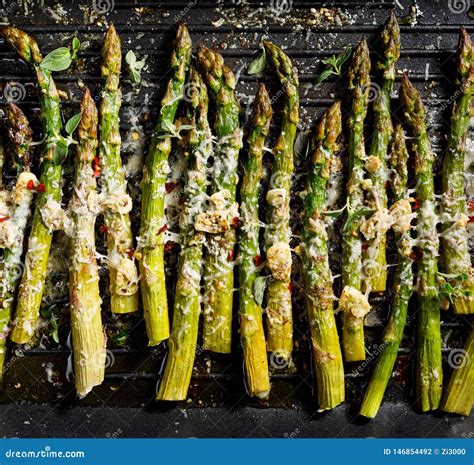 Geroosterde Groene Asperge Met De Toevoeging Van Parmezaanse Kaaskaas