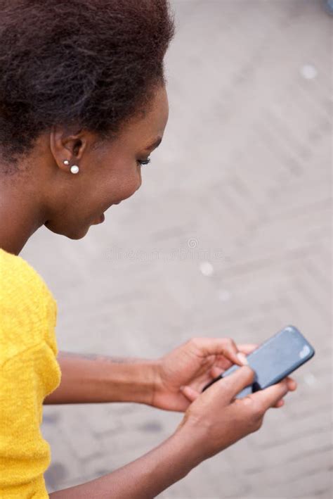 Telefone Celular Novo Da Terra Arrendada Da Mulher Negra E Vista Da