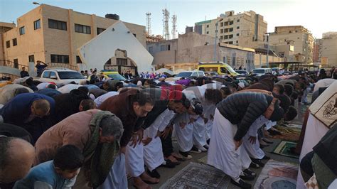 أهالى مطروح يؤدون صلاة عيد الفطر بالمساجد والساحات والشوارع