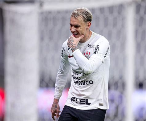 Róger Guedes quebra recorde e Corinthians derrota Vasco portões