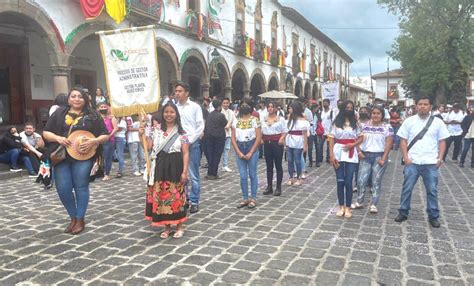 Participan estudiantes del Cecytem Huecorio en aniversario de Pátzcuaro