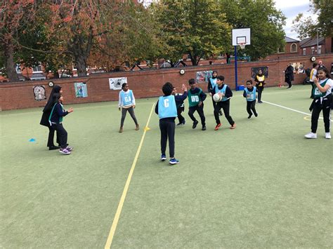 Medway Ps On Twitter Y6 Netball In Pe Excellent Netball Being