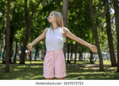 Jeune fille blonde résultats 4 7 millions dimages libres de droits de photos de stock et d