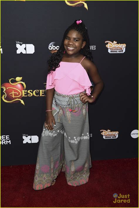 Raven S Home Star Navia Robinson Shines At Descendants 2 Premiere Photo 1098955 Photo