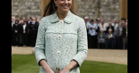 Grávida Kate Middleton exibe barriguinha e substitui Rainha Elizabeth