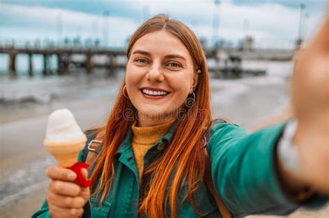 Mujer Viajera Feliz Haciendo Selfie Con Helado Tomando Un Selfie En La