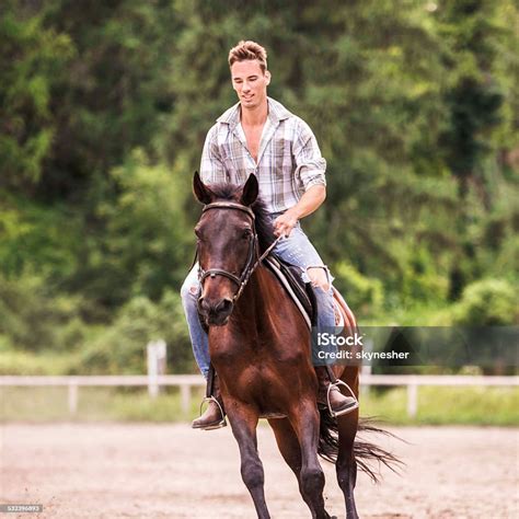 Homem Corta Pata Cavalo - Foto de Homem Montado Em Um Cavalo e mais fotos de stock de 2015 - 2015 ...