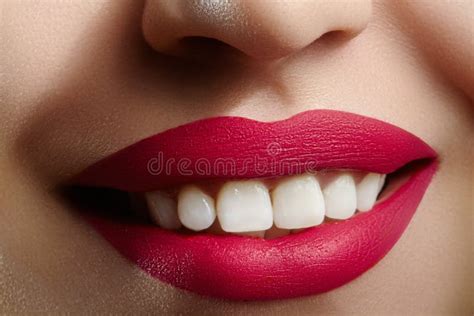 966 Photos De Femme De Sourire Avec Les Dents Parfaites Photos De