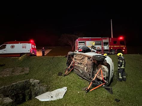 Homem Fica Preso S Ferragens Ap S Capotar Carro Na Ers Em Taquara