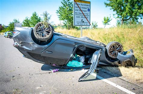 Unfall bei Stuttgart Weilimdorf 34 Jähriger kracht mit Auto gegen Baum