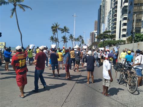 Barraqueiros E Ambulantes Protestam Pedindo Retorno De Atividades Nas