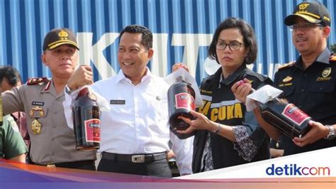 Sri Mulyani Musnahkan Puluhan Ribu Botol Miras Rokok Ilegal Hingga