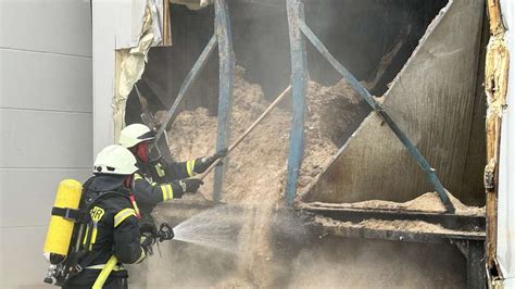 Feuerwehr bekämpft Schwelbrand in Spänebunker