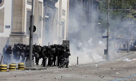 PM deixa arma cair ao lançar bomba de gás durante protesto Jornal O Globo