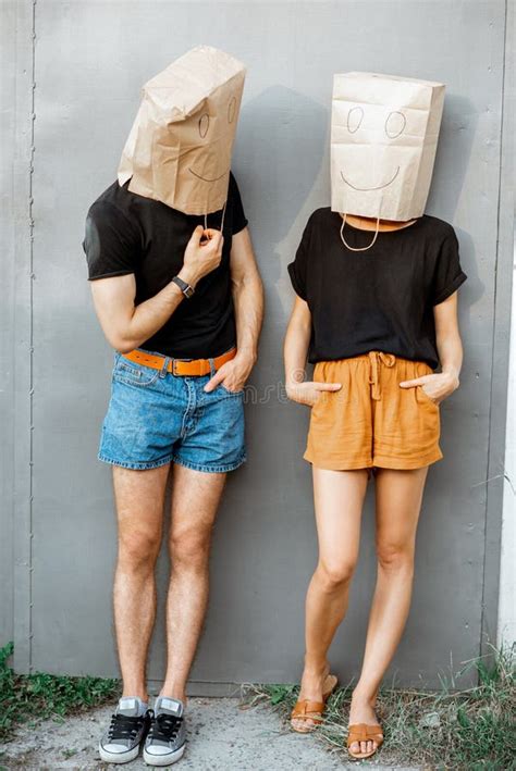 Hombre Y Mujer Con Bolsas De Papel En La Cabeza Imagen De Archivo