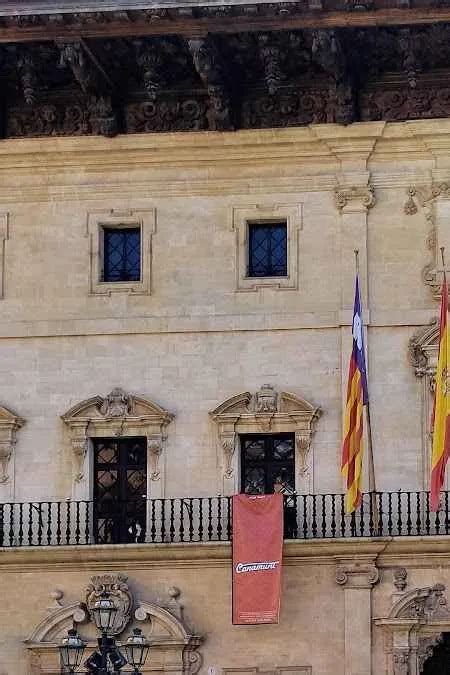 Las Criaturas Mitologicas En El Tejado Del Ayuntamiento De Palma De