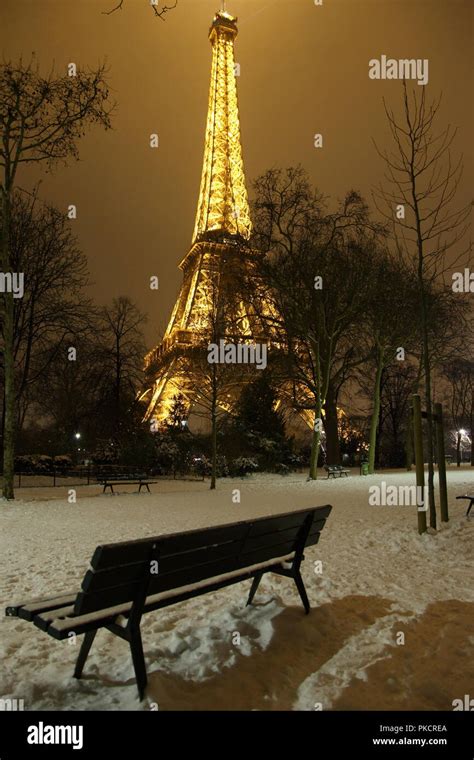 Romantic snowy park near the Eiffel Tower, Paris (France Stock Photo ...