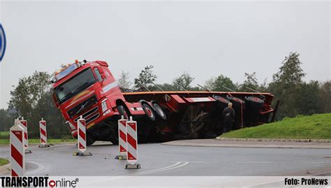 Transport Online Vrachtwagen Dreigt Te Kantelen Op Rotonde Foto S