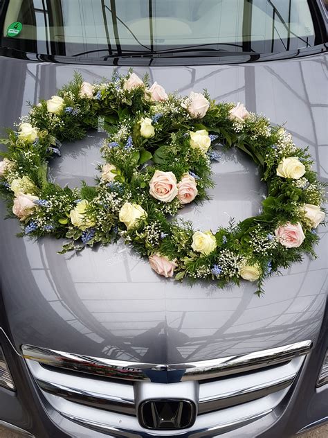 Zwei Ringe Ineinander Als Autodekoration Autoschmuck Hochzeit Auto