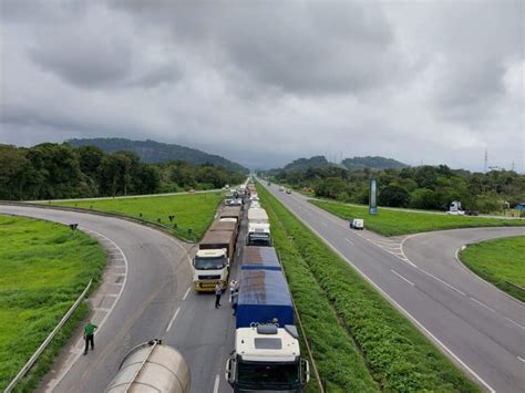 Caminhoneiros Bloqueiam Entrada Para O Porto De Paranagu