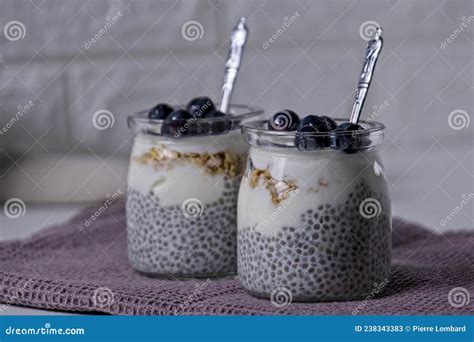 Sementes De Chia Iogurte E Mirtilos Em Pano Roxo Imagem De Stock