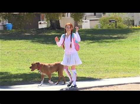 Dolly Little masturbándose al aire libre XVIDEOS