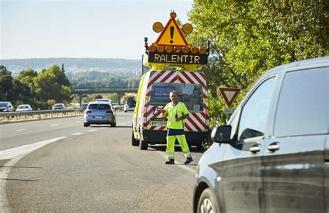 Sécurité des hommes en jaune obligation pour les véhicules de s