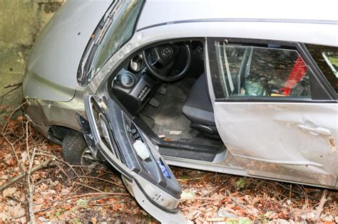 Bilder Unfall Am Kesselberg Auto Liegt Im Bachbett