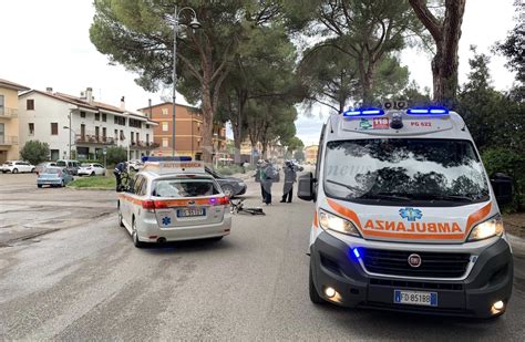 Incidente A Santa Maria Degli Angeli Auto Investe Due Ciclisti