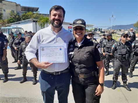 Hegv E Upa Penha Recebem Diploma Amigo Das Unidades De Pol Cia