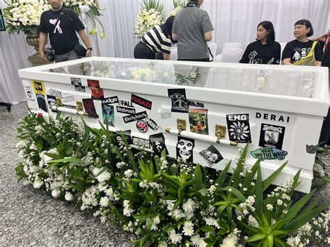 Bikin Merinding! Peti Mati Ricky Siahaan Dipenuhi Stiker Band, Netizen