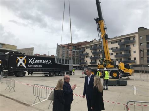 Comença a Badalona la installació de l arbre de Nadal més gran de l