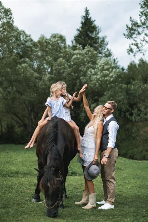 Fam Lia Feliz Na Fazenda De Cavalo Andando Cavalo Jovem Fam Lia