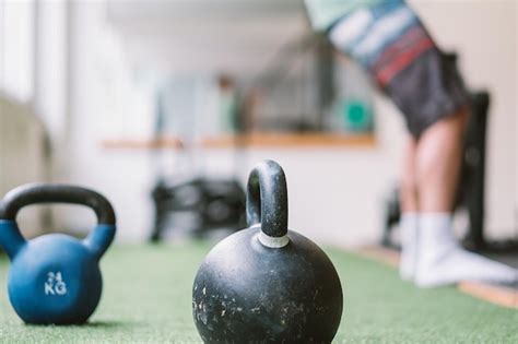 Secci N Baja Del Hombre Haciendo Ejercicio Con Kettlebells En El Suelo